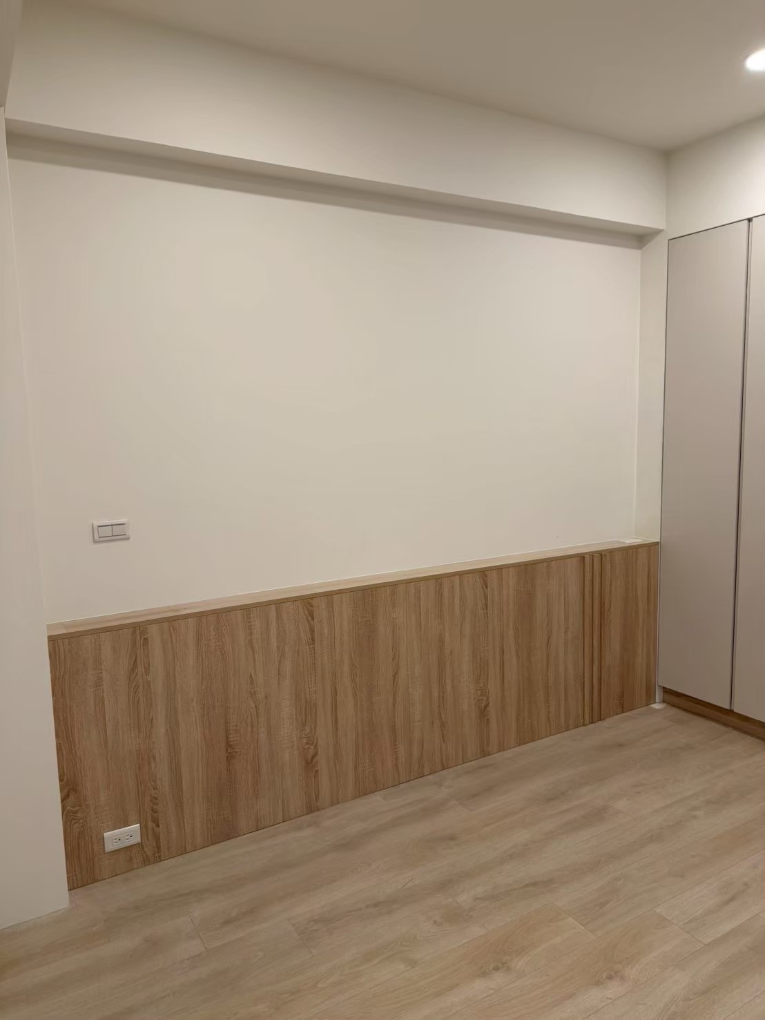 南投鄭公館次臥床頭自然橡木造型格柵背板端景