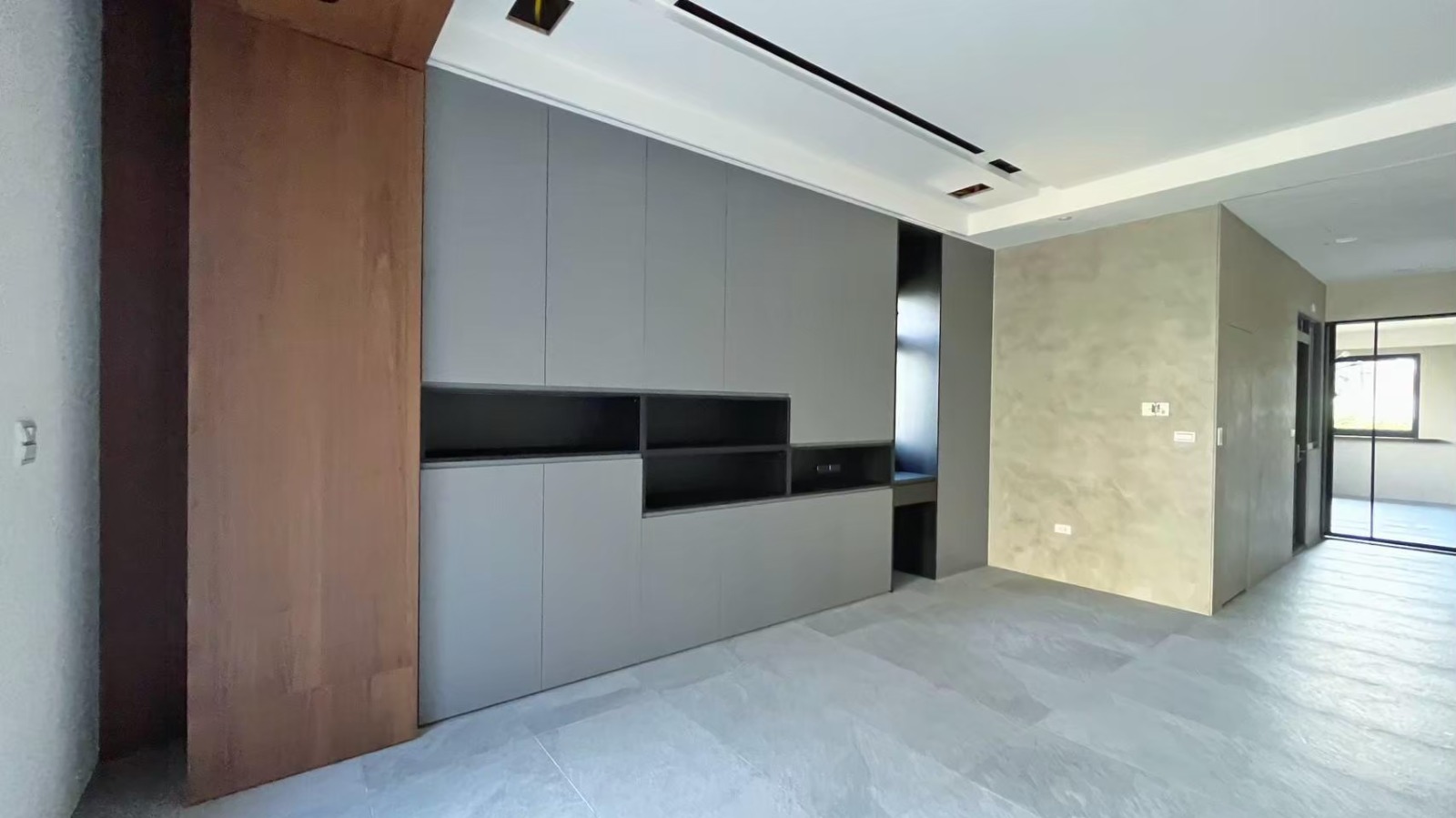 員林劉公館客廳亞麻黑灰展示櫃結合曜黑松木層架