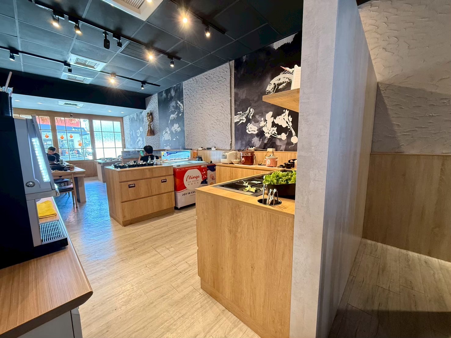小旬湯自助吧清水岩雙面展示美背牆與厚板層架