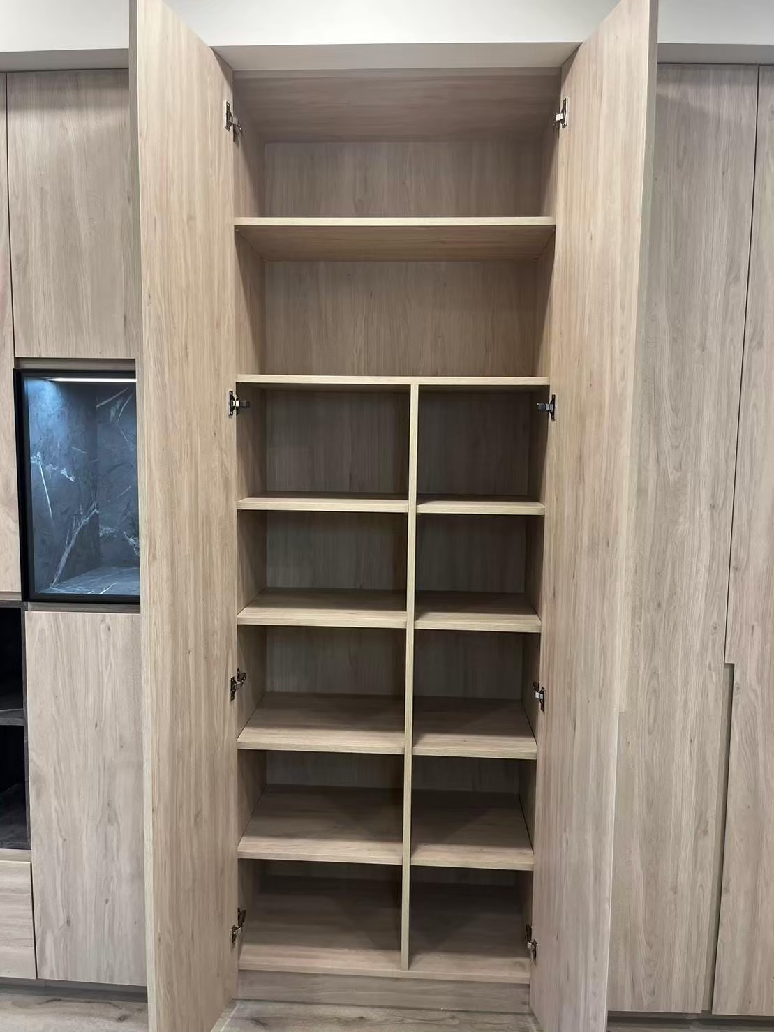 登陽城之華客廳黑鋁框清玻展示高櫃結合試衣掛架與圓弧導角層板