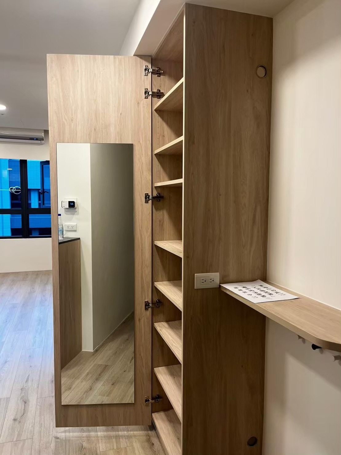 登陽城之華客廳黑鋁框清玻展示高櫃結合試衣掛架與圓弧導角層板